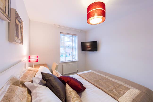Luxury Ensuite Room Available near M4&A33  Main Photo