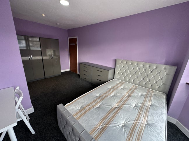 Single Room W/ Private Shower 5 Mins from Jubilee  Main Photo
