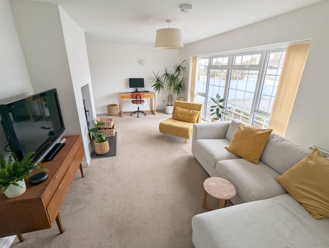Double ensuite room in a lovely bungalow Main Photo