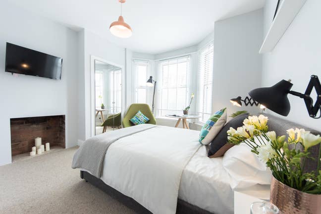 One Beautiful Ensuite Room Close to Amenities Main Photo