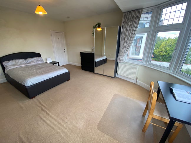 Spacious en-suite room, gr8 house in Ealing area Main Photo