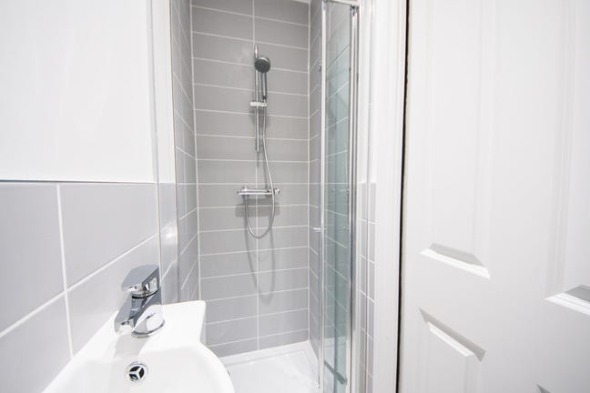 A Spacious Double Ensuite Room Available  Main Photo