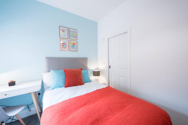 A Spacious Double Ensuite Room Available  Main Photo