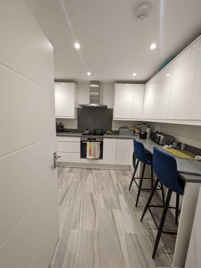 Larger than Single Room Main Photo
