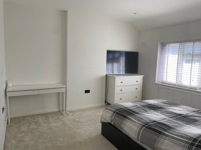 Spacious Double Room in Quiet Family Home  Main Photo
