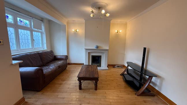 Modern 3-Bedroom House- New Malden KT3 6Dl Main Photo