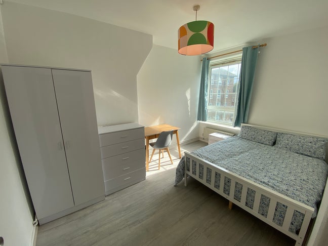 Amazing Location ! Zone 1 ! Spacious Double ! Main Photo