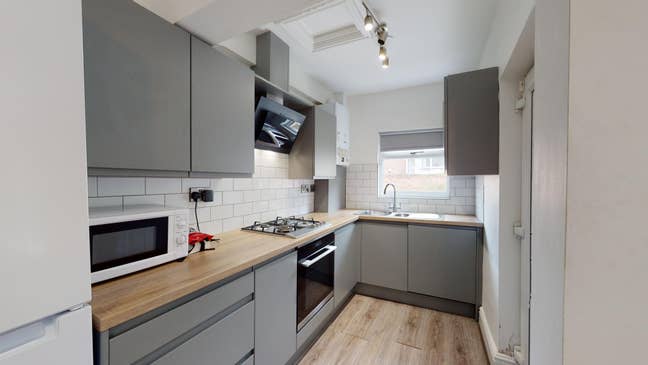 Spare Room in Spacious 5-Bed Student House  Main Photo