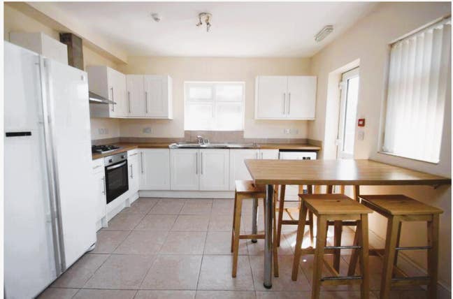 Refurbished House - Large Double Rooms available Main Photo