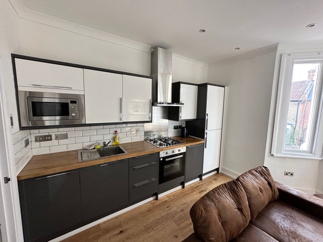 2 Double bedroom newly refurbed and furnished flat Main Photo
