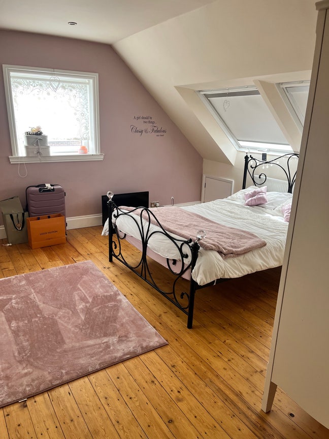 Double room and bathroom with shared lounge Main Photo
