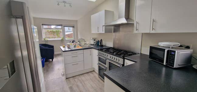 0.8 Miles to Qa**All Bills Included**En-Suite** Main Photo