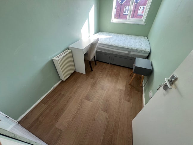 A double bed in maidstone town centre Main Photo