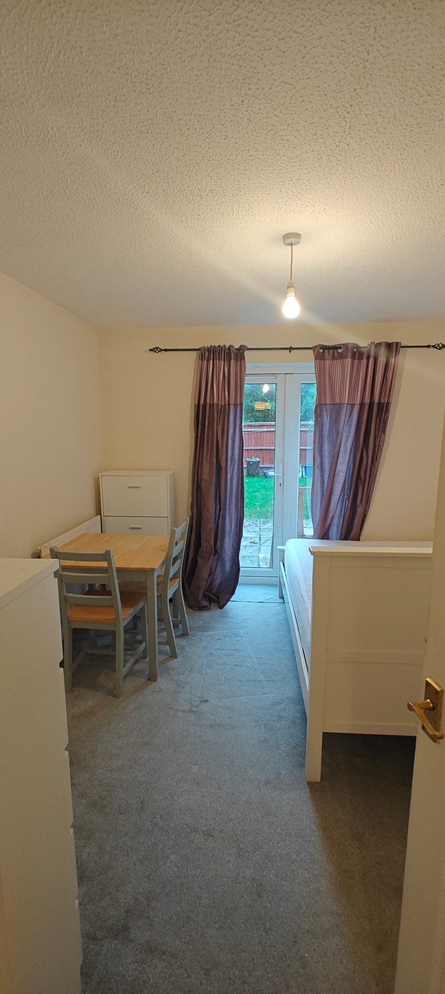 Double room for couple to share in townhouse Main Photo