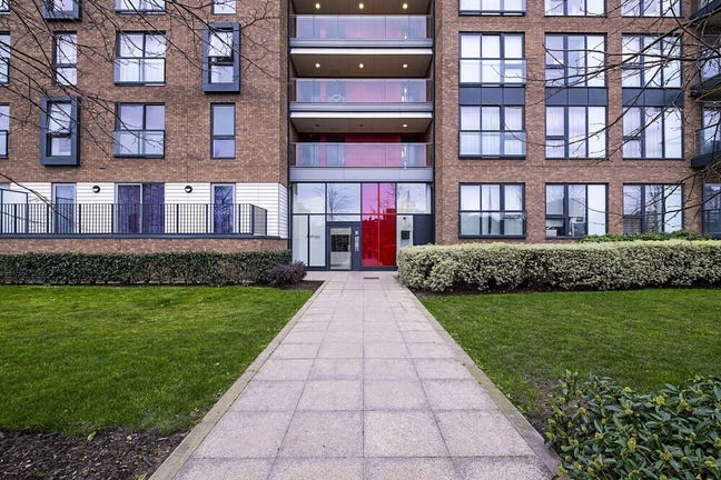 Double w/ Private Balcony in 4Bed Flat near Canary Main Photo