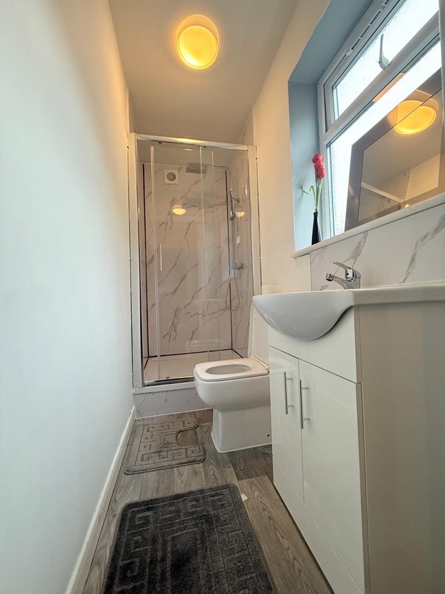 Spacious house rooms available ready to move in !  Main Photo