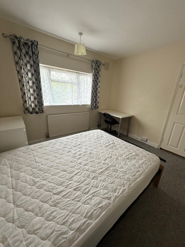 Spacious house rooms available ready to move in !  Main Photo