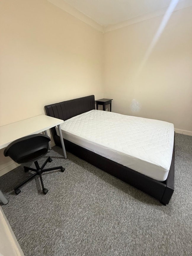 Spacious house rooms available ready to move in !  Main Photo