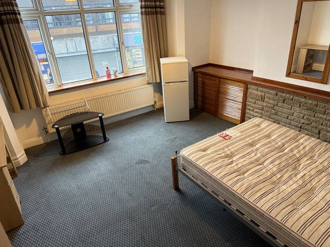 Double Room Close to All Shops & Public Transport Main Photo