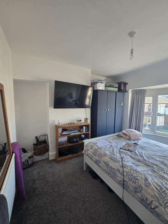 Large furnished double room- bills included Main Photo