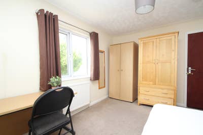 Good Size Double Room  Main Photo