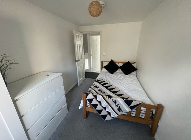 Double Rm Queens Hill - Available Now (24M-C) Main Photo