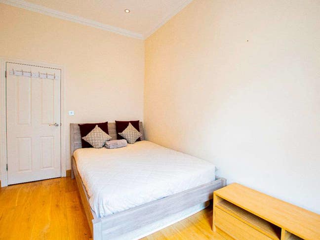 2–3 minutes walk to Queensway Station -Central Lin Main Photo