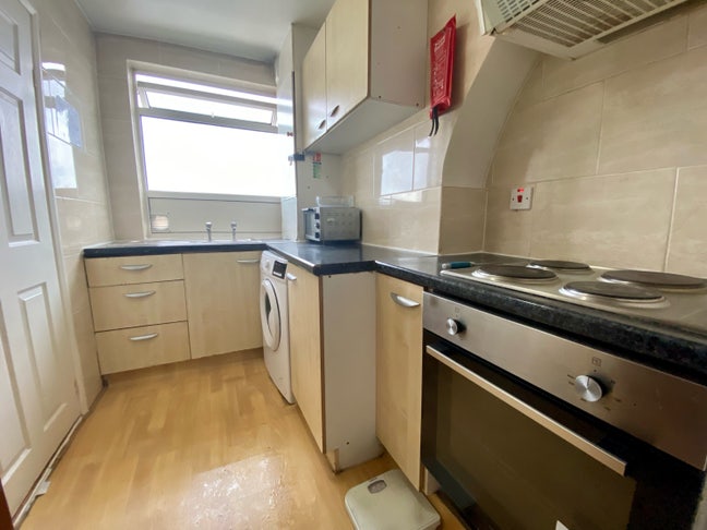 Double bedroom in walking distance to station Main Photo