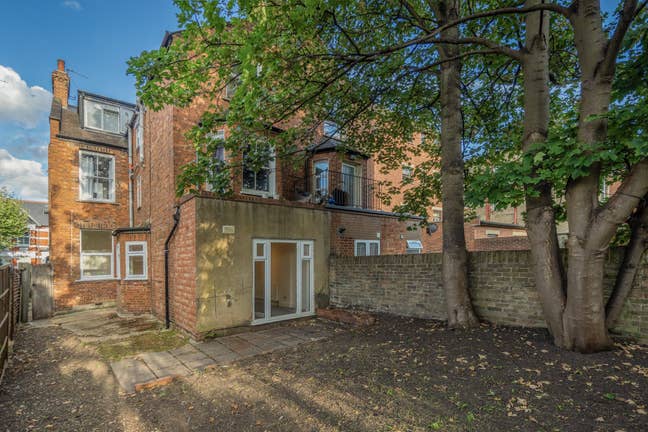 Newly renovated 3 bedroom flat with garden Main Photo