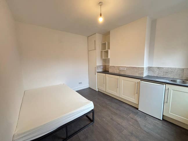 Double Room - Manor Road Yeovil  Main Photo