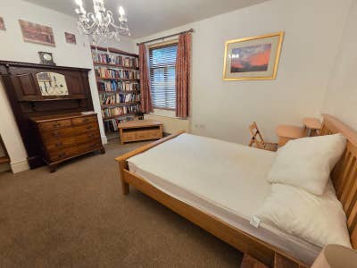 Massive room in cool house  Main Photo