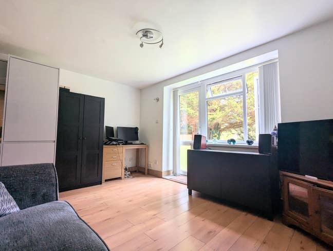 Modern 1 bed flat 15 minute walk from beach Main Photo