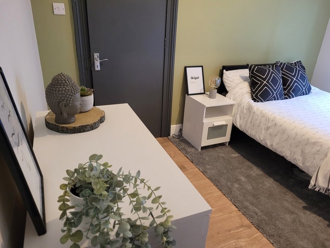 Professional House share 10 minutes walk to city Main Photo