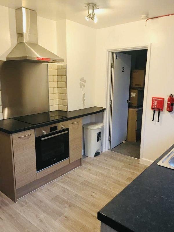 Cosy and Well-Lit Double Room in Welcoming HMO Main Photo