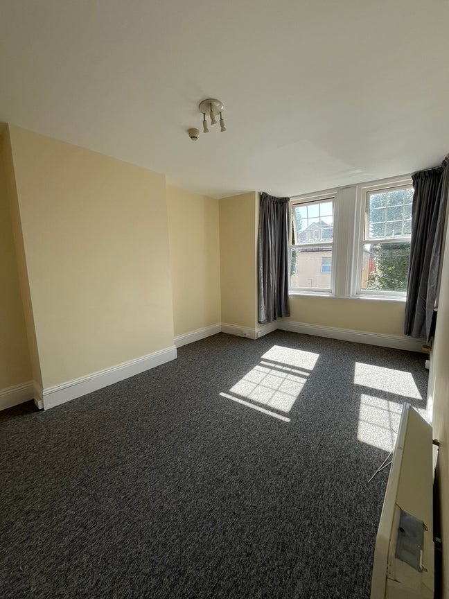 One bedroom studio flat for rent Main Photo