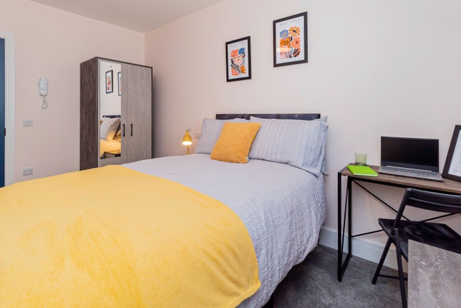 FREE street parking - 0% Deposit option available Main Photo