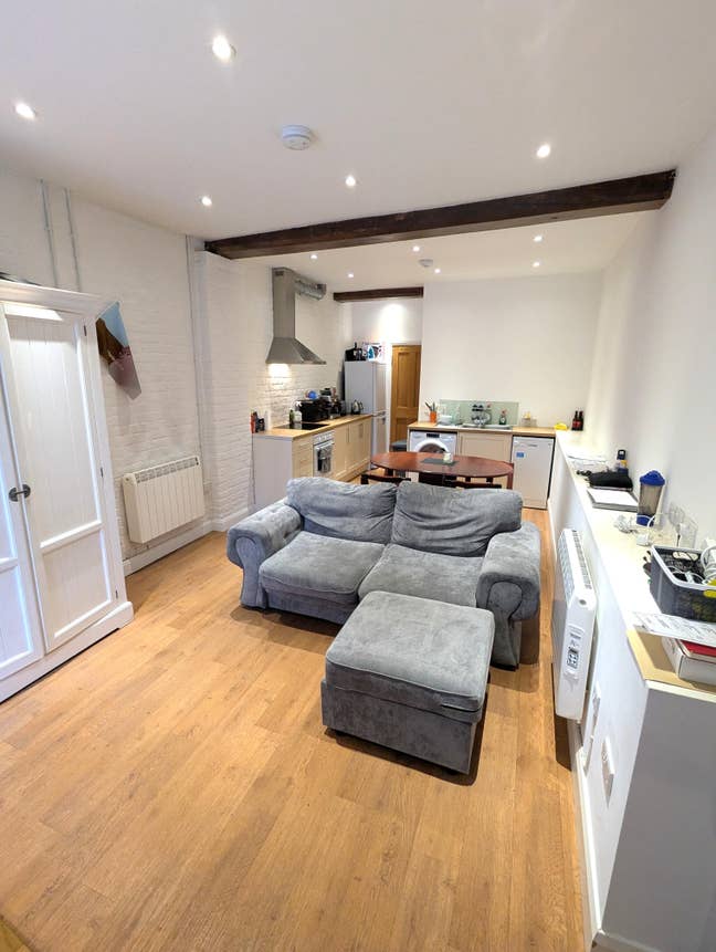 Spacious Studio Flat in Central Dorking Main Photo