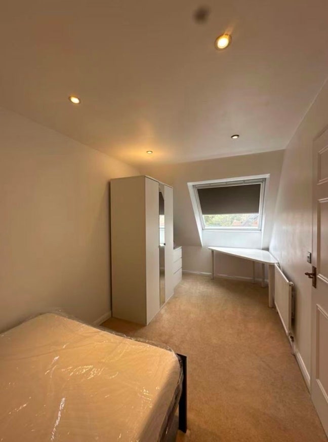 Warm room for rent Main Photo
