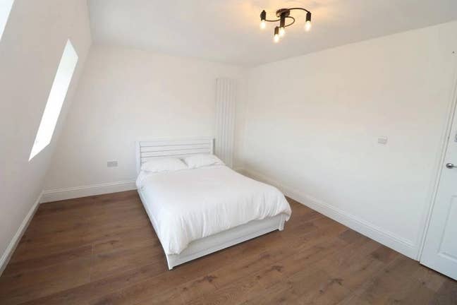 New refurbished Double room - SW19in Colliers Wood Main Photo