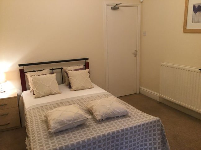 Lovely Six Bedroom House share Main Photo