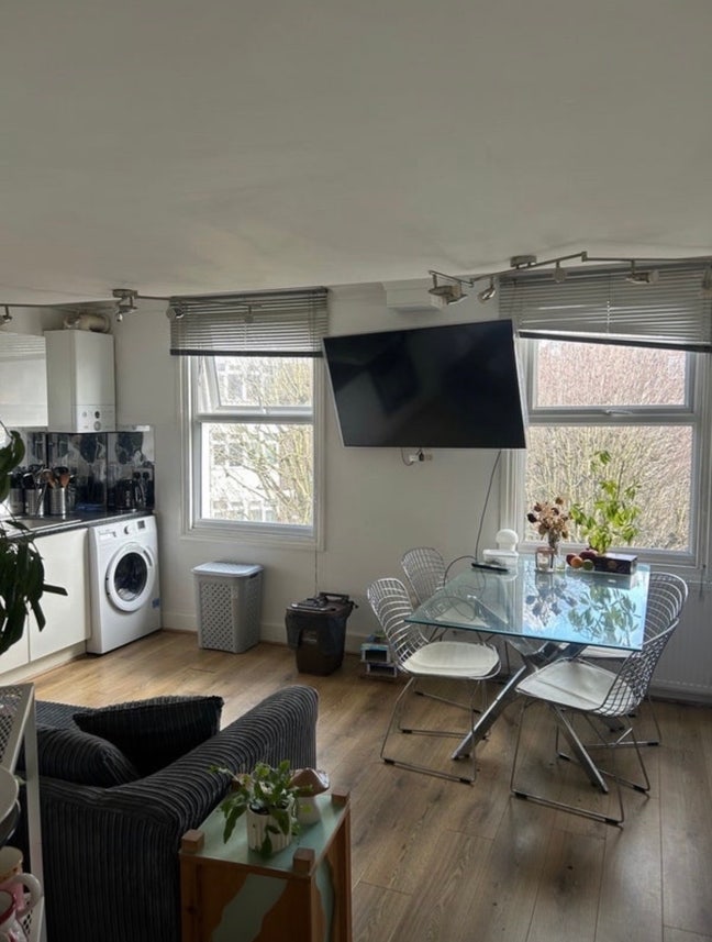  Bright Room Available – Zone 2, London Main Photo