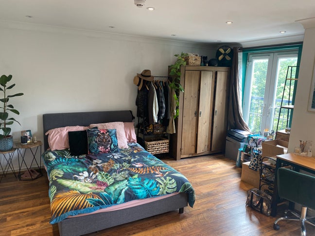 Double room in friendly house share Main Photo