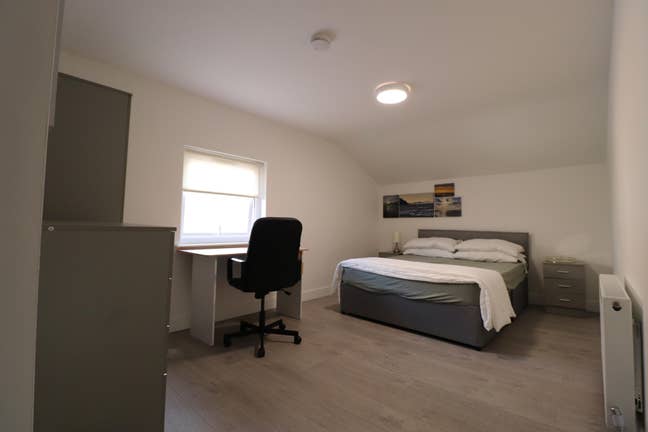 1 Large Modern Double Room and 2 Large En Suites! Main Photo