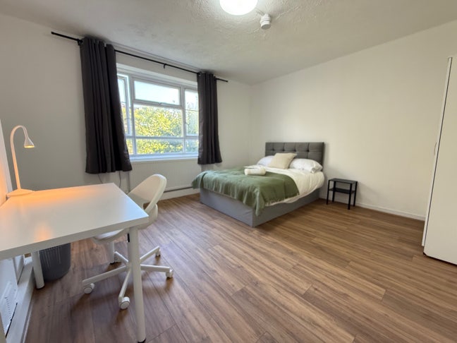 Newly Refurbished Large Double Room – White City Main Photo