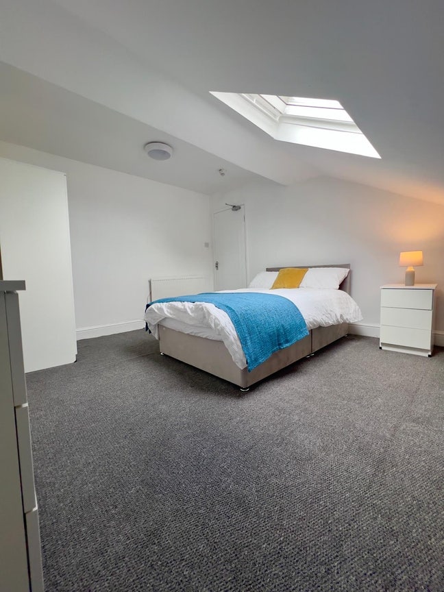 ***Amazing & spacious top floor double room *** Main Photo