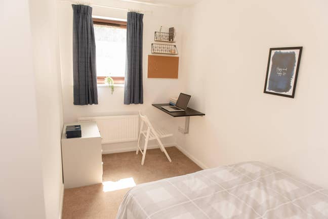 A compact room in a well-appointed house Main Photo