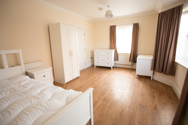 LARGE furnished room in modern professional share. Main Photo