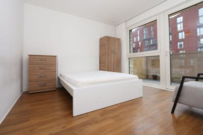 Room with Private Balcony – Surrey Quays-Modern Main Photo