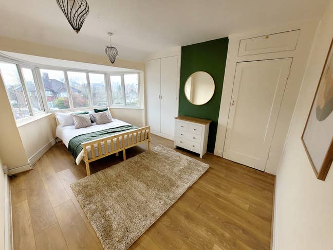 2 Modern Double Sing Occ, Bills Inc – Wembley Main Photo