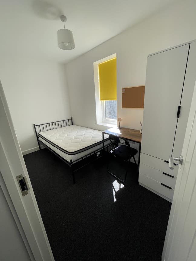 Newly Renovated double rooms available in NR5 Main Photo